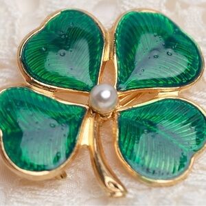 Enamel Shamrock Brooch Lucky 4 Leaf Clover 🍀 🙌🏻✨⏰💭🤝⌛️